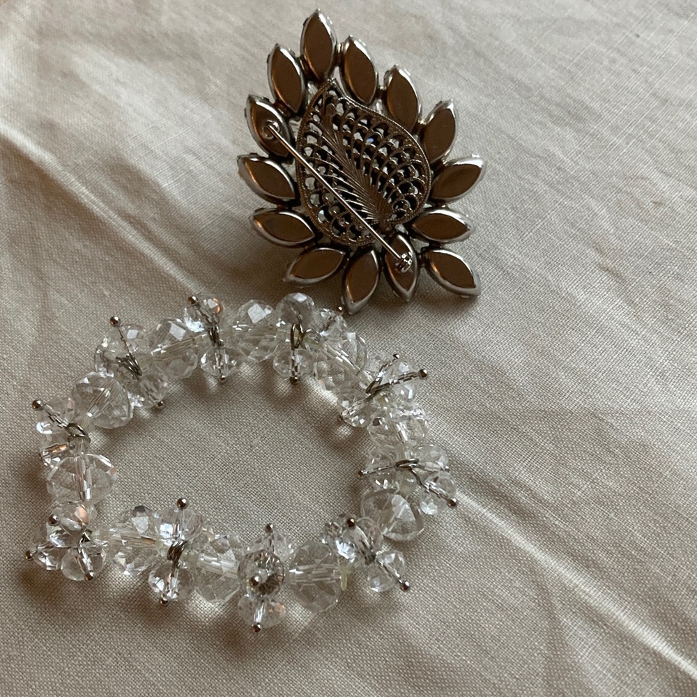 Elegant Vintage Set of Crystal Leaf Brooch with Stretch Bracelet
